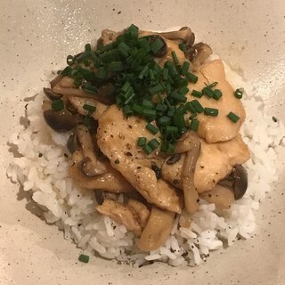 鶏むね肉とキノコを使った照り焼き風どんぶり